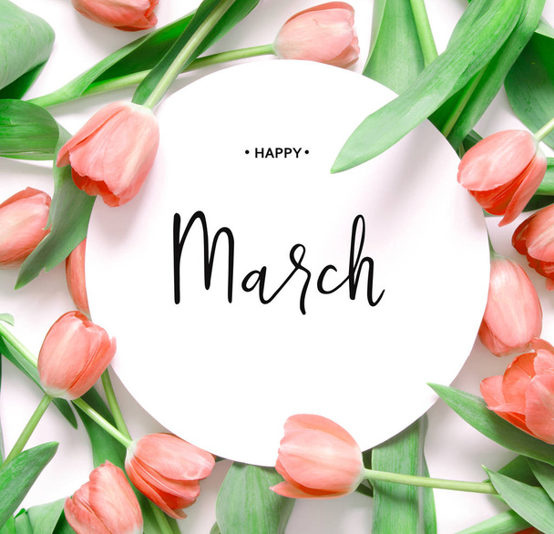 Напис "Щасливий марш". Квітка тюльпанів. Весняний фон
. - Фото, зображення