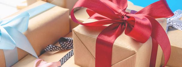 cajas de regalo con cintas rojas y azules. bandera larga
 - Foto, Imagen