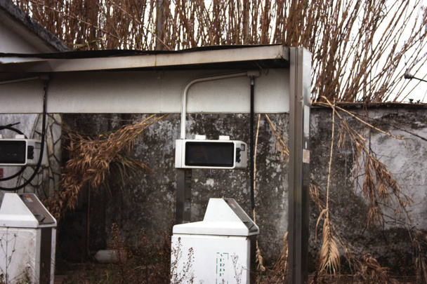 неиспользуемый автомат старой заброшенной автозаправочной станции со временем
 - Фото, изображение