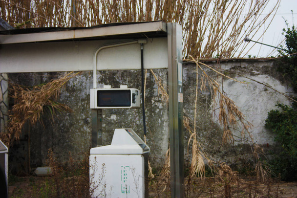 неиспользуемый автомат старой заброшенной автозаправочной станции со временем
 - Фото, изображение