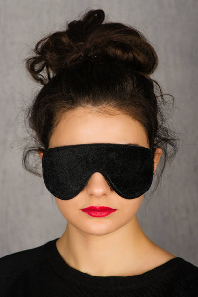 Nádherná žena s černými spánku masku - Image - Fotografie, Obrázek