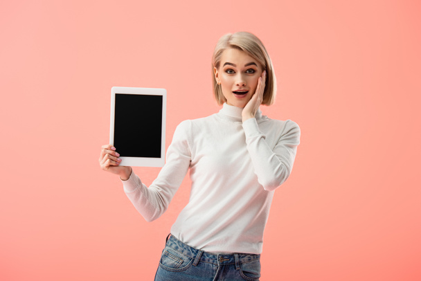 shocked blonde woman holding digital tablet with blank screen isolated on pink  - Φωτογραφία, εικόνα