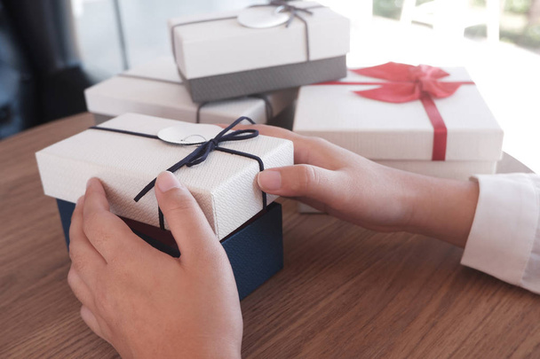 Руки, дающие или получающие подарок
. - Фото, изображение