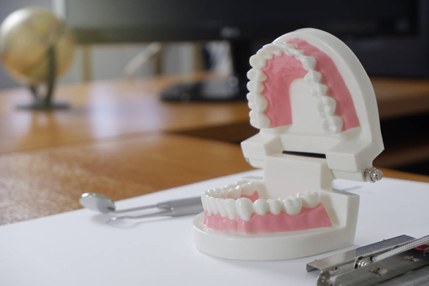 Модель зубов на стоматологическом столе в офисе, стоматологической и медицинской концепции
 - Фото, изображение