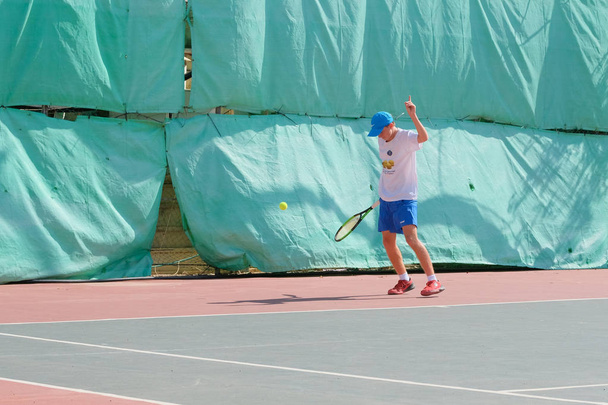 Israël - Netanya, 27 juli 2018: jonge kerel tennissen in de open lucht - Foto, afbeelding