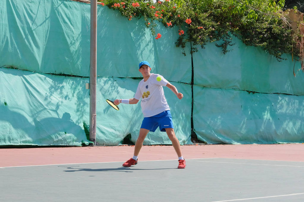 ISRAEL - Netanya, 27 de julio de 2018: joven jugando al tenis al aire libre
 - Foto, Imagen