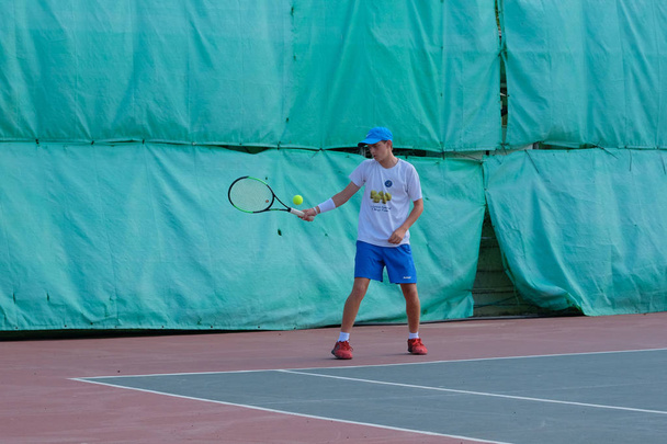 İsrail - Netanya, 27 Temmuz 2018: genç adam açık havada Tenis oynarken - Fotoğraf, Görsel