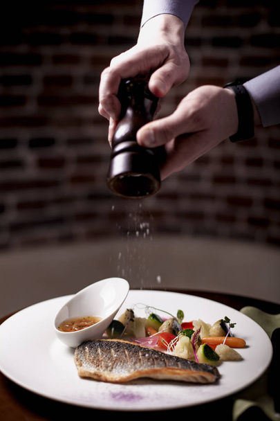 Płyta smaczny labraks gotowane ryby i warzywa na stole - Zdjęcie, obraz