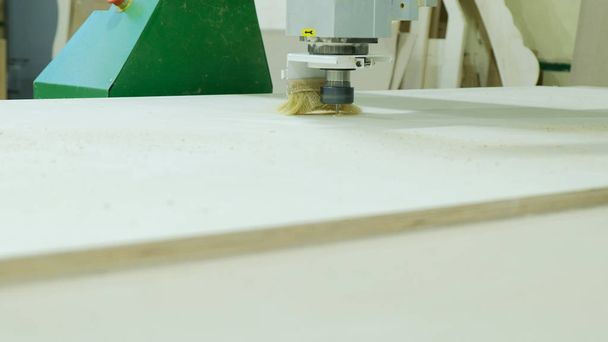 Moderní dřevoobráběcí stroj v akci. Škrty kudrnaté kusů z překližky list. Výroba dřevěného nábytku - Fotografie, Obrázek