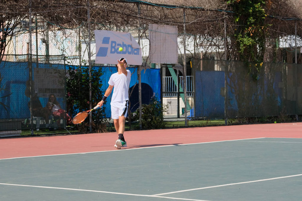 Israel - netanya, 27. Juli 2018: Junger Mann spielt Tennis unter freiem Himmel - Foto, Bild