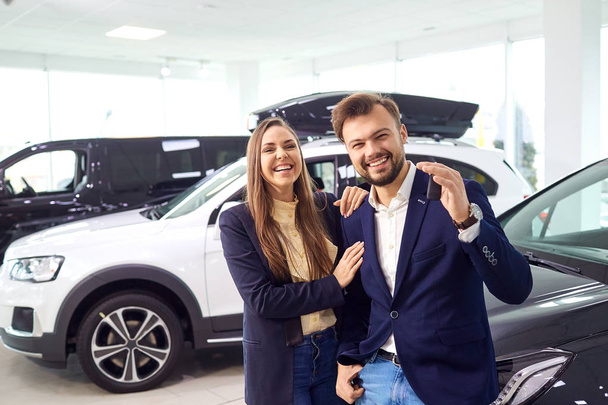 A young couple chooses a car and auto salon - Foto, Imagen