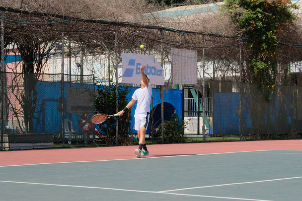 Izrael - Netanya, 2018. július 27.: fiatal srác játszott a tenisz, a szabadban - Fotó, kép