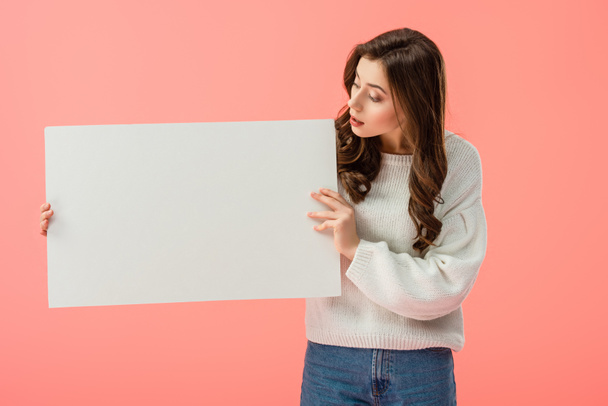 brunette and beautiful woman holding empty board with copy space isolated on pink - Foto, Bild