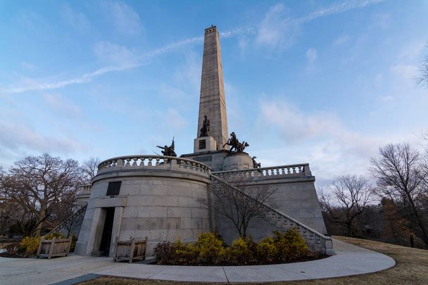 das Abraham Lincoln-Grab und das Denkmal bei Sonnenaufgang. Springfield, illinois. - Foto, Bild