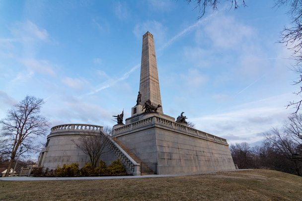 The Abraham Lincoln tomb and memorial at sunrise.  Springfield, Illinois. - Photo, Image