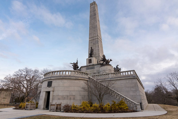 A sírja Abraham Lincoln és emlékmű a napfelkeltekor. Springfield, Illinois. - Fotó, kép