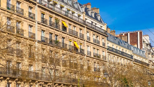 パリ、美しい建物、典型的な正面大通りペレール、フランスの首都パリのシックなエリアに - 写真・画像