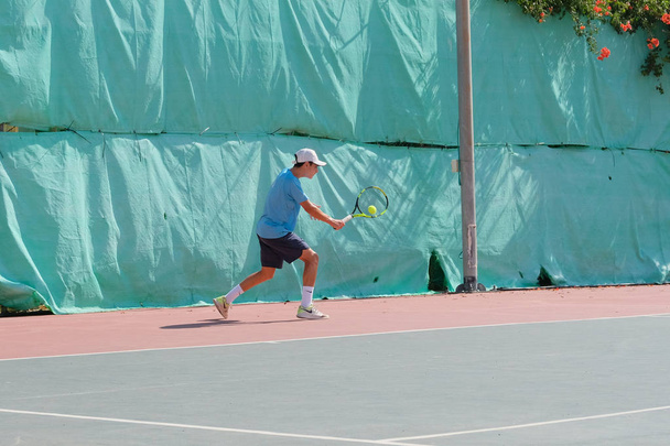 ISRAEL - Netanya, 27 juillet 2018 : un jeune homme en maillot de sport et short de sport joue sur le court de tennis au tennis
 - Photo, image
