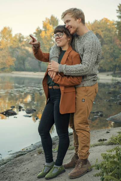 Cute red haired couple of man and woman in casual outfit on a da - Foto, imagen