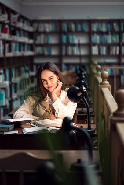 Girl Studying at the Library - Valokuva, kuva