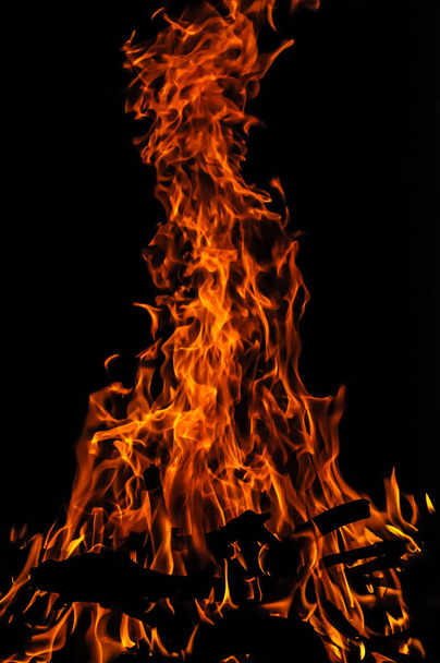 Bonfire suuri oranssi liekki eristetty musta
 - Valokuva, kuva