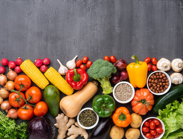 Ingredientes alimenticios saludables: verduras frescas, frutas y superalimentos. Nutrición, dieta, concepto de comida vegana. Fondo de hormigón - Foto, imagen