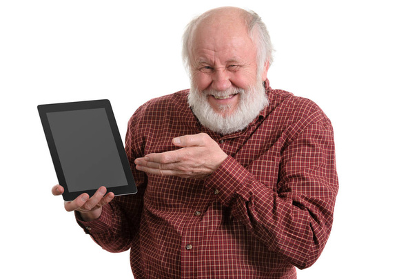 Hombre viejo divertido usando tableta aislada en blanco
 - Foto, imagen
