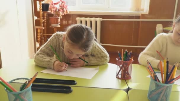 学校で女の子が鉛筆で描く - 映像、動画