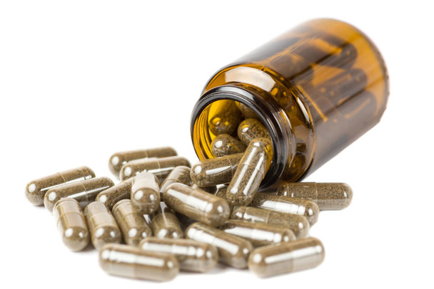 Isolieren von Pillen oder Tabletten in der gläsernen braunen Flasche auf einem weißen B - Foto, Bild
