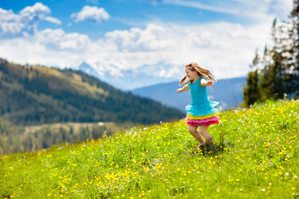 Escursioni per bambini sulle Alpi. Bambini all'aperto
. - Foto, immagini