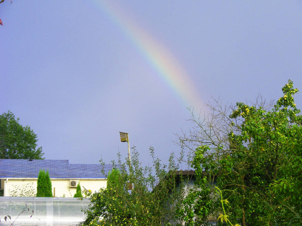 Venkovská krajina: holátko box na obloze s rainbow - Fotografie, Obrázek