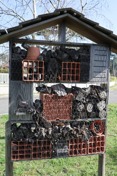 Refugio de hotel de insectos de madera para casa de insectos silvestres
 - Foto, imagen