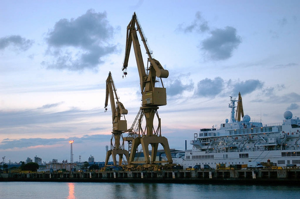 Crane korjaa veneitä Cdizin lahdella Andalusiassa. Espanjasta. Eurooppa
 - Valokuva, kuva