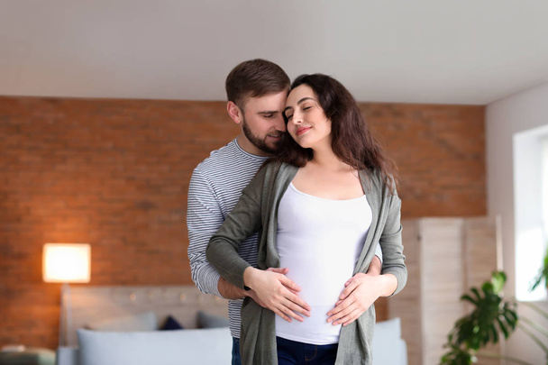 Ritratto di felice coppia incinta a casa
 - Foto, immagini