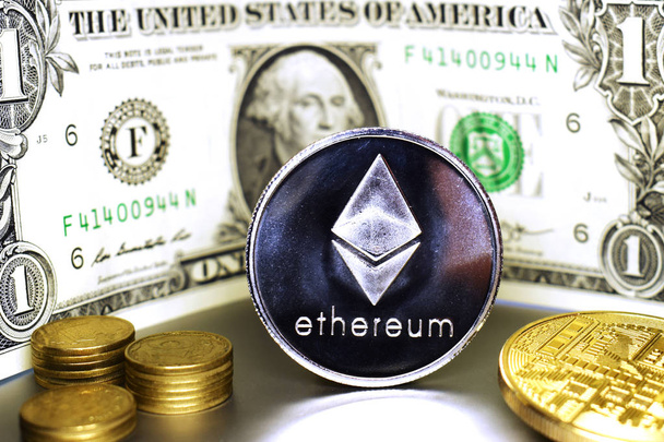 Ethereum munt op de achtergrond van een bankbiljet van 1 Amerikaanse dollar - Foto, afbeelding