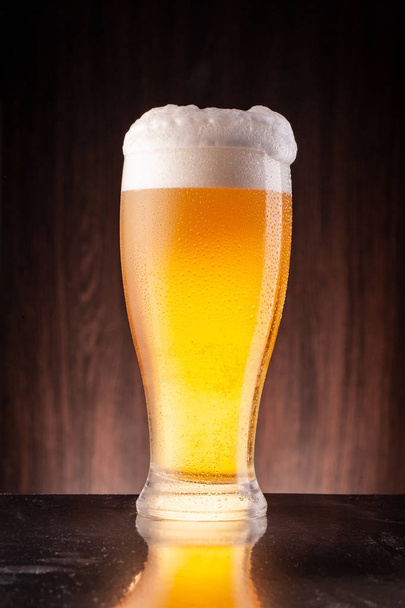 Bière en verre sur fond bois - Photo, image
