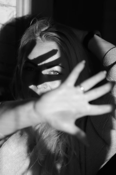 Portrait noir et blanc.Fille couvre son visage avec sa main
 - Photo, image