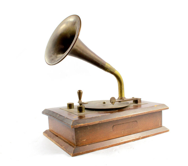 ein alter kleiner hölzerner Schallplattenspieler auf weißem Hintergrund - Foto, Bild