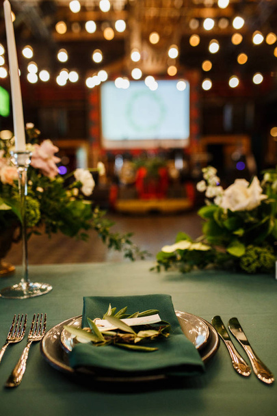 tabel geserveerd met borden, bestek, doek servet en decoraties - Foto, afbeelding