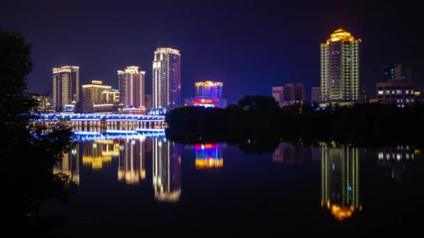 sanya ville nuit éclairée baie bord de rivière reflété panorama 4k timelapse hainan île Chine
 - Séquence, vidéo