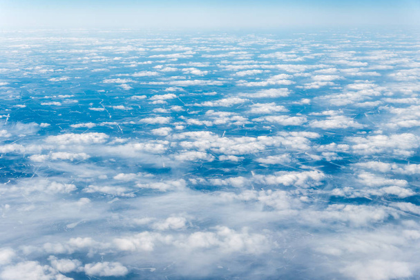 Вид сверху на белые облака над землей или водой
 - Фото, изображение