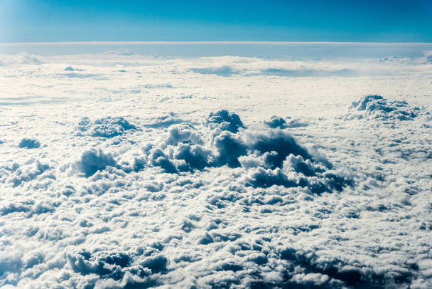 Widok z góry białe chmury nad ziemią lub wodą - Zdjęcie, obraz
