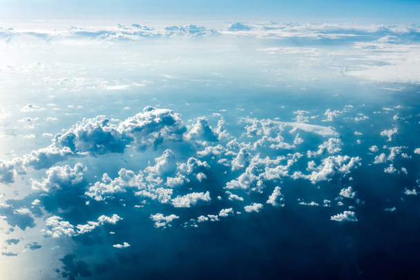 Pohled shora bílé mraky nad zemí nebo vodou - Fotografie, Obrázek