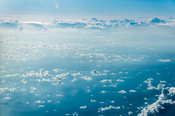 Κάτοψη του άσπρα σύννεφα πάνω από το έδαφος ή το νερό - Φωτογραφία, εικόνα