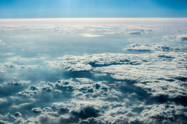 Vista dall'alto di nuvole bianche dal suolo o dall'acqua
 - Foto, immagini