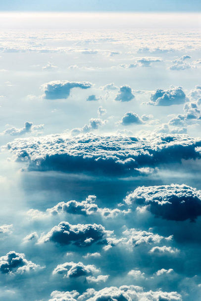 Widok z góry białe chmury nad ziemią lub wodą - Zdjęcie, obraz