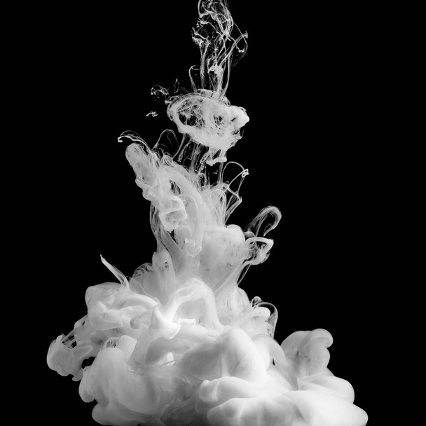 Белый всплеск под водой
 - Фото, изображение