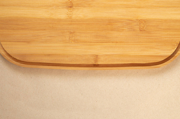 Tagliere di legno o tagliere su sfondo carta artigianale. cima
  - Foto, immagini