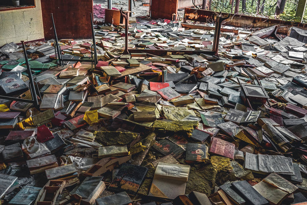 Detroit, Michigan, May 18, 2018: Interior view of abandoned and damaged George Ferris School in Detroit. Like other schools in Highland Park, Ferris went into a decline in enrollment numbers that it - Foto, immagini