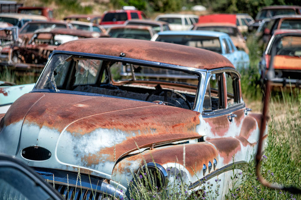 Épaves de voitures avec rouille, véhicules abandonnés
 - Photo, image